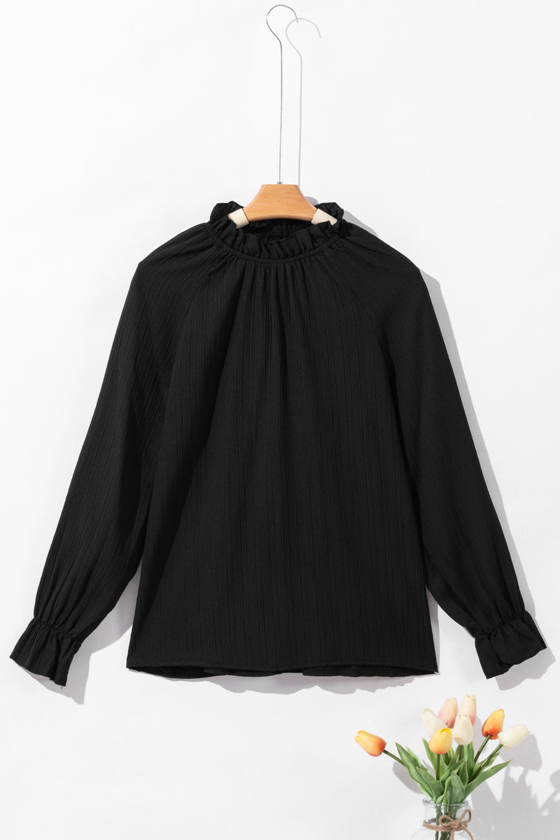 Schwarze Bluse mit gerüschten Stehkragen und gewellten Blasenärmeln