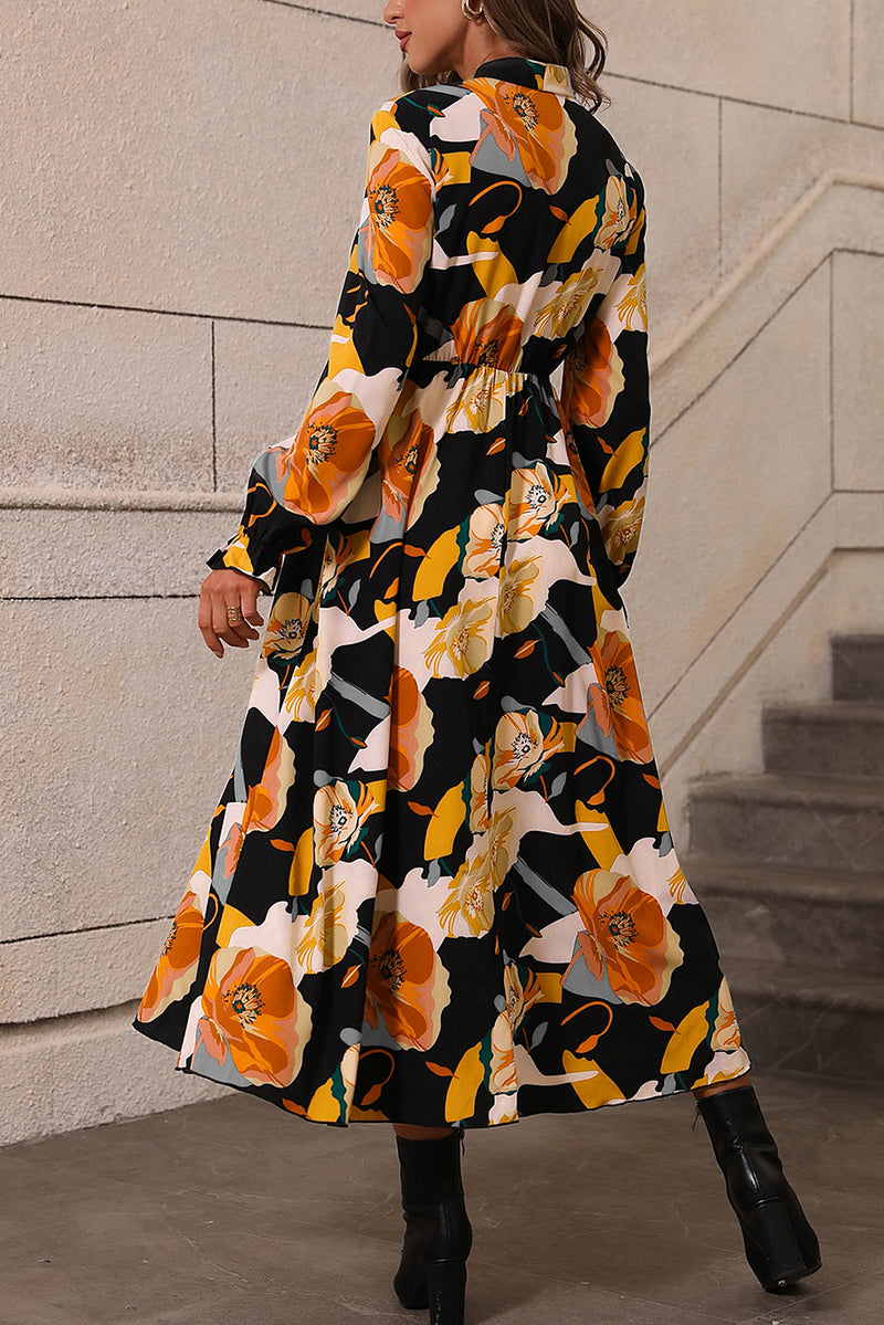 Orangefarbenes, langärmliges Kleid mit Blumenmuster und Bindekragen