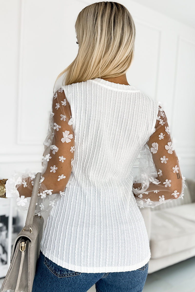 Weiße strukturierte Strickbluse mit Blumenapplikationen und Netzärmeln